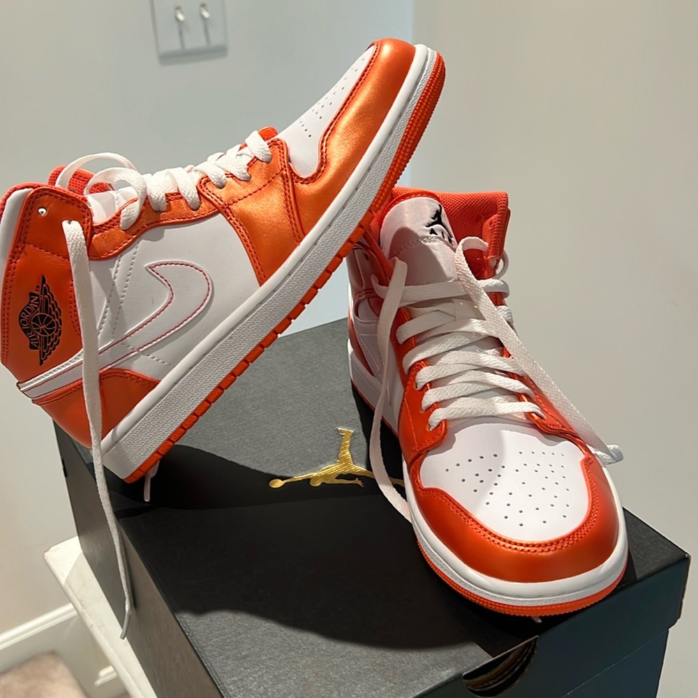 Jordan 1 mid dm3531 800. Pretty sure these have never been worn 🤷🏽‍♀️🤦🏽‍♀️